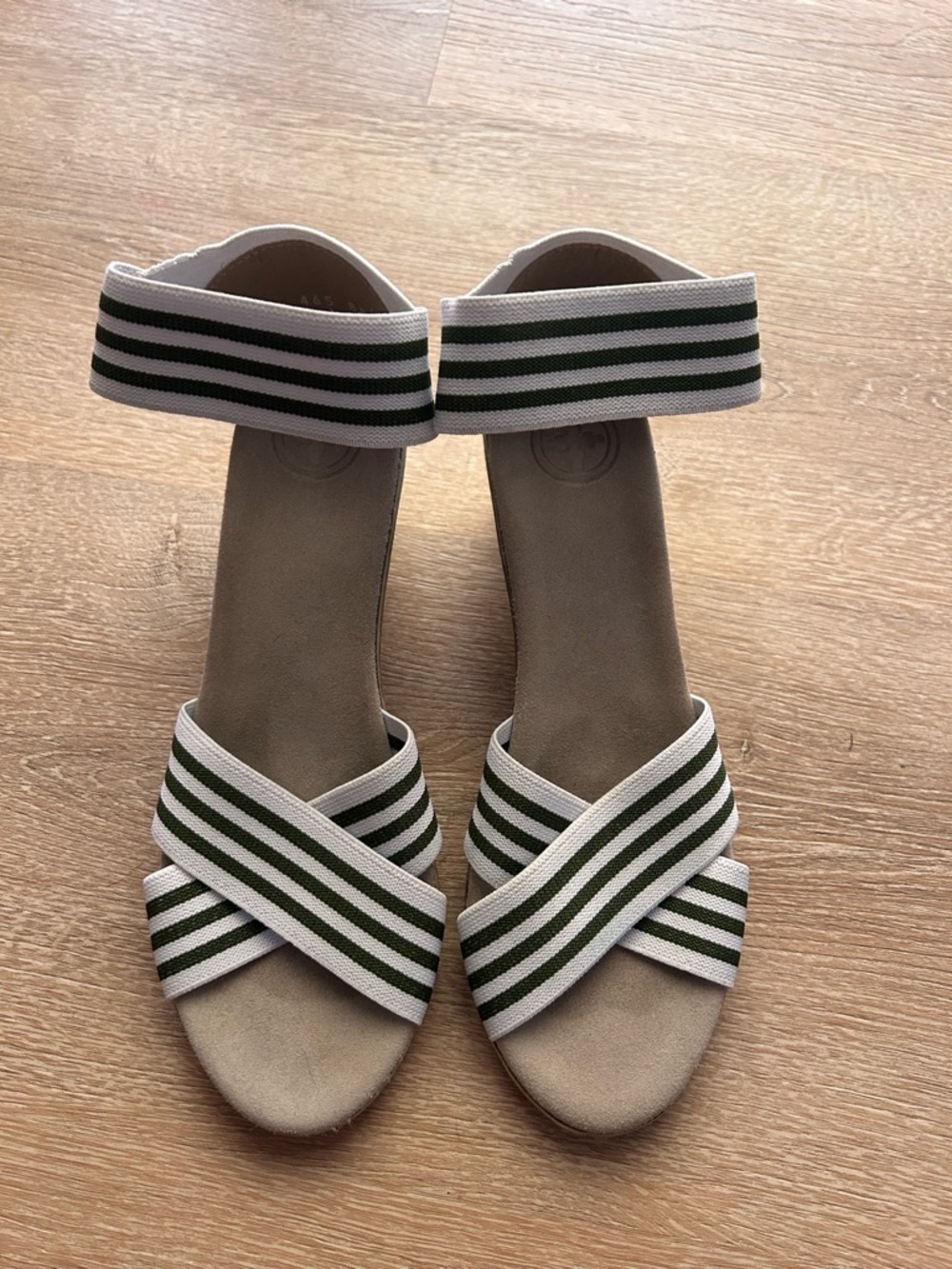 NWOB Charleston Shoe Cannon Wedge Sandals in White and Olive Green - size 8